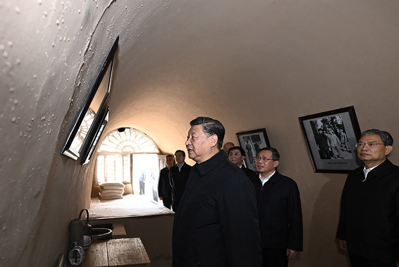 10月27日,中共中央总书记、国家主席、中央军委主席习近平带领中共中央政治局常委李强、赵乐际、王沪宁、蔡奇、丁薛祥、李希,瞻仰延安革命纪念地。这是习近平等在杨家岭参观朱德旧居。