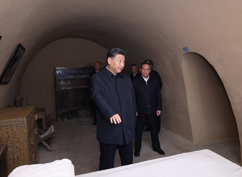 10月27日,中共中央总书记、国家主席、中央军委主席习近平带领中共中央政治局常委李强、赵乐际、王沪宁、蔡奇、丁薛祥、李希,瞻仰延安革命纪念地。这是习近平等在杨家岭参观毛泽东旧居。